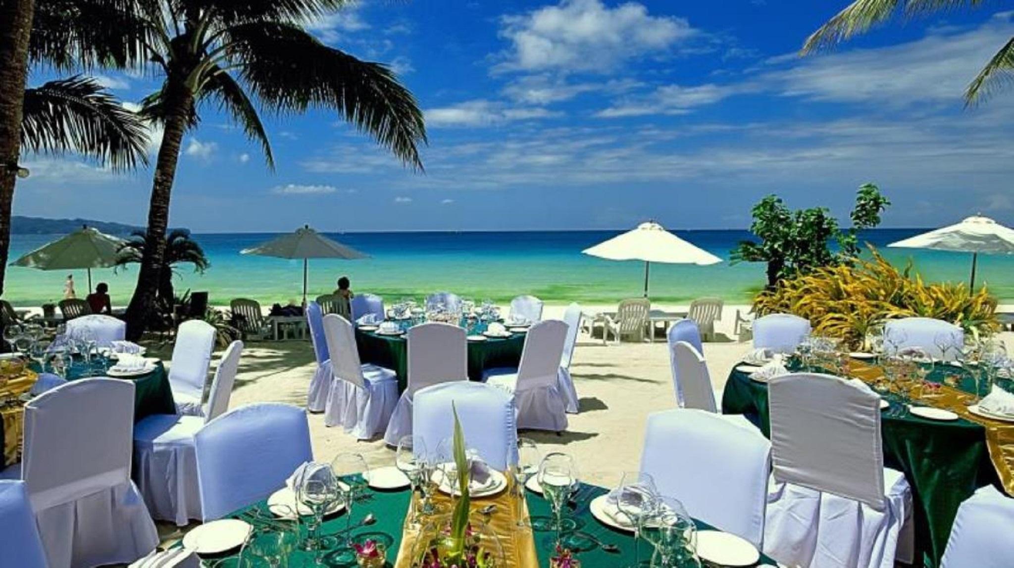 Henann Regency Resort And Spa Balabag  Εξωτερικό φωτογραφία Beachfront dining at the resort