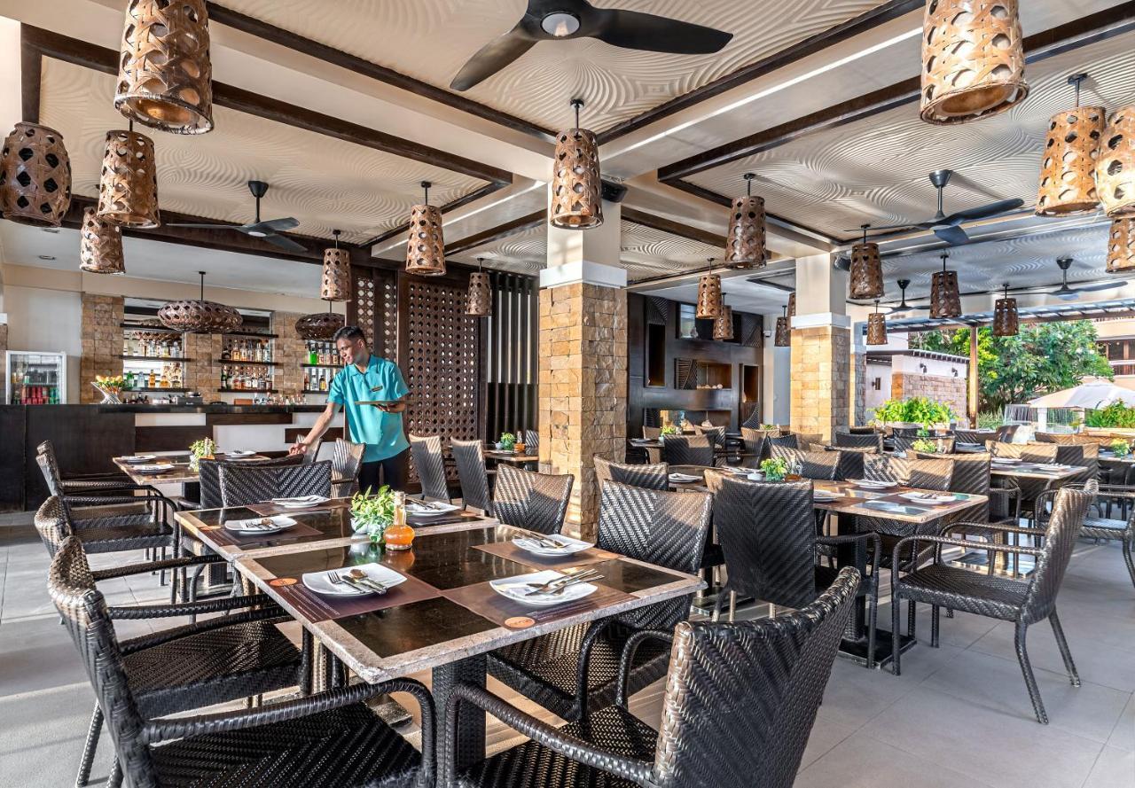 Henann Regency Resort And Spa Balabag  Εξωτερικό φωτογραφία The restaurant at the hotel