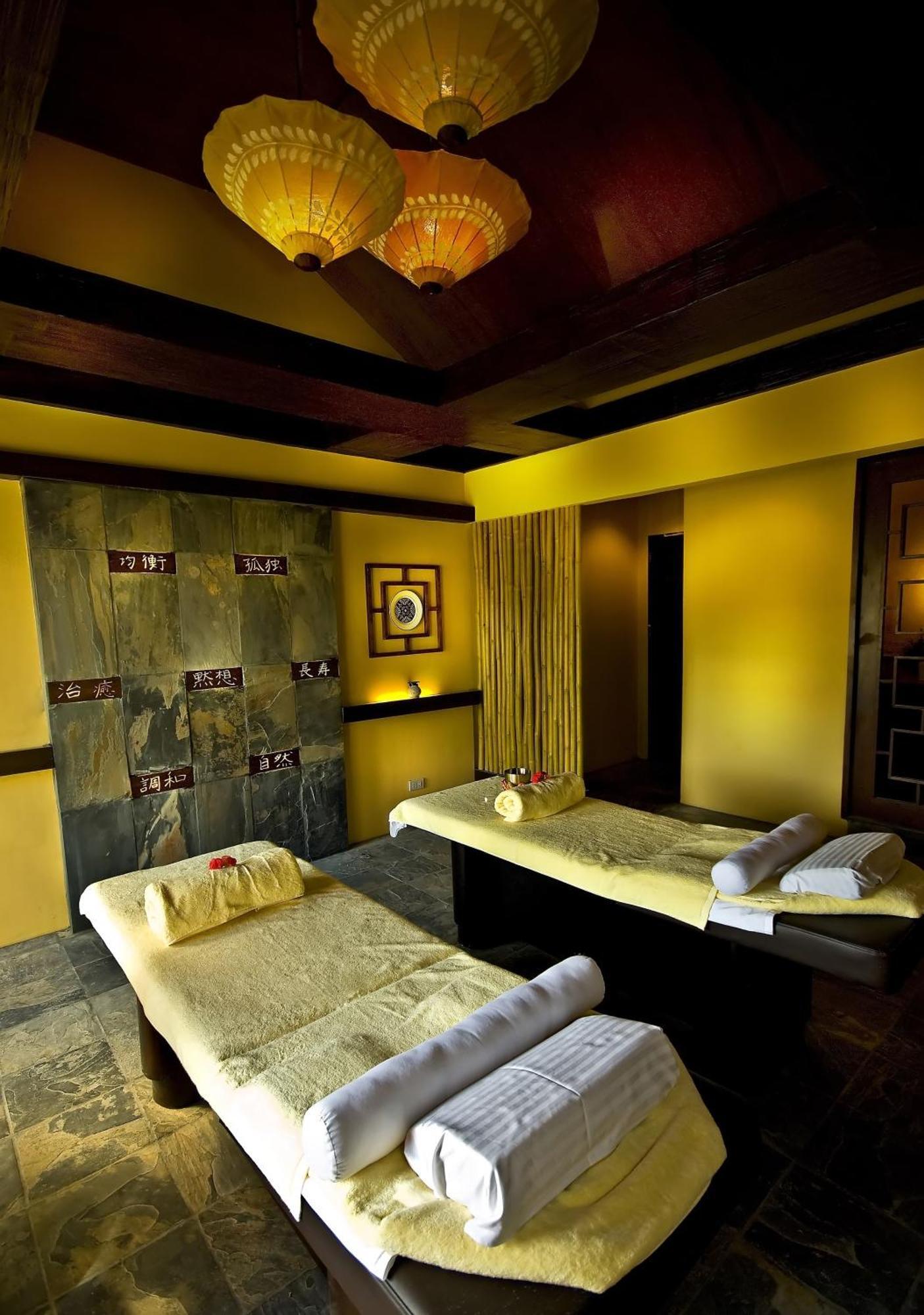 Henann Regency Resort And Spa Balabag  Εξωτερικό φωτογραφία A spa treatment room